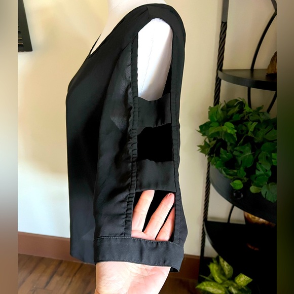 Flowing Black Blouse - Picture 5 of 8